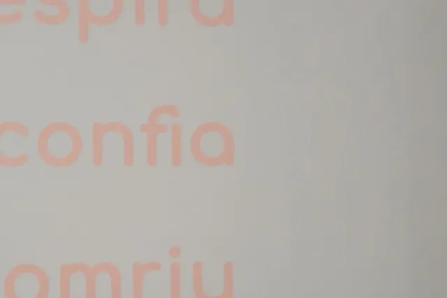 Una paret amb paraules · Para, respira, confia, somriu, estima, viu